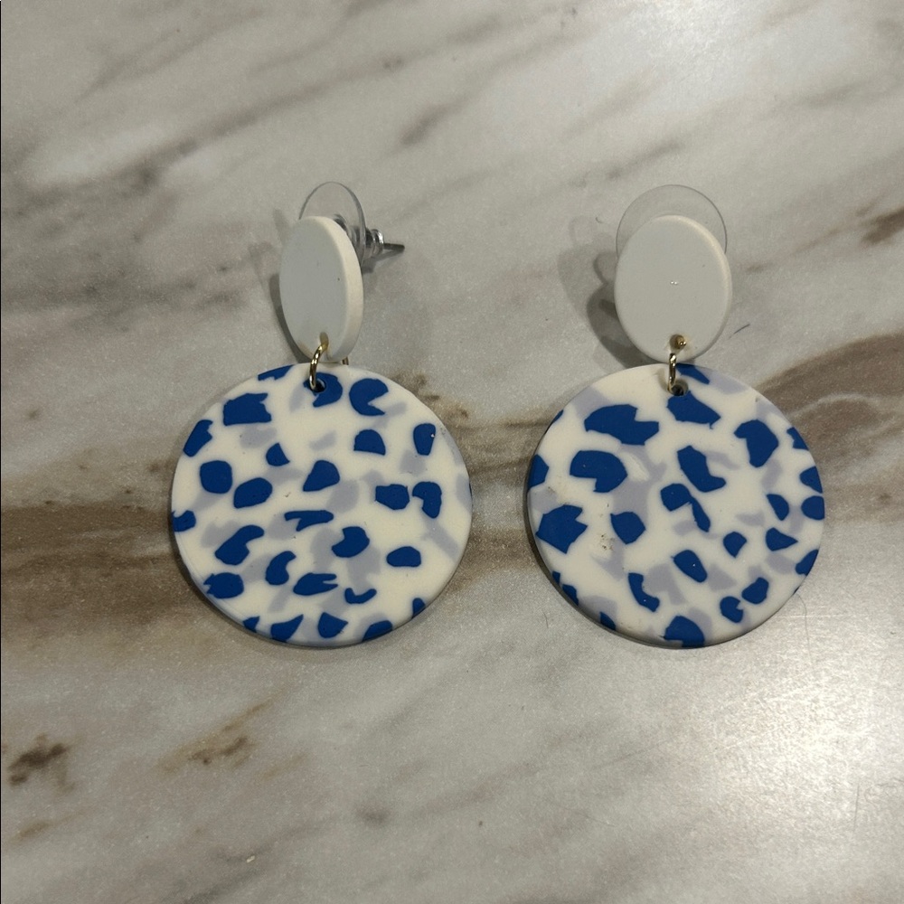 Women’s round dangle blue and white leopard-print earrings modern chic
